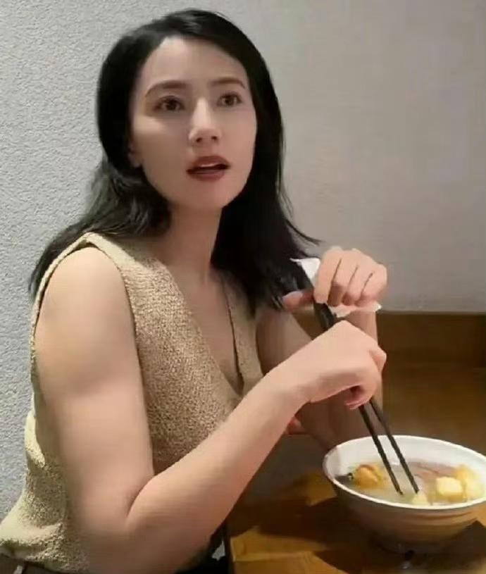 高圆圆估计是练过力量，手臂粗了一圈，看起来更有女人味了