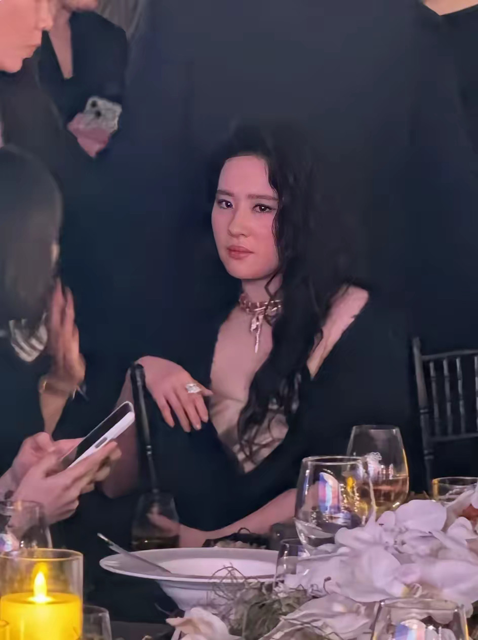 刘亦菲喝醉酒微醺的状态被拍到，脸上已经泛起了红晕，被拍到后眼神微怒