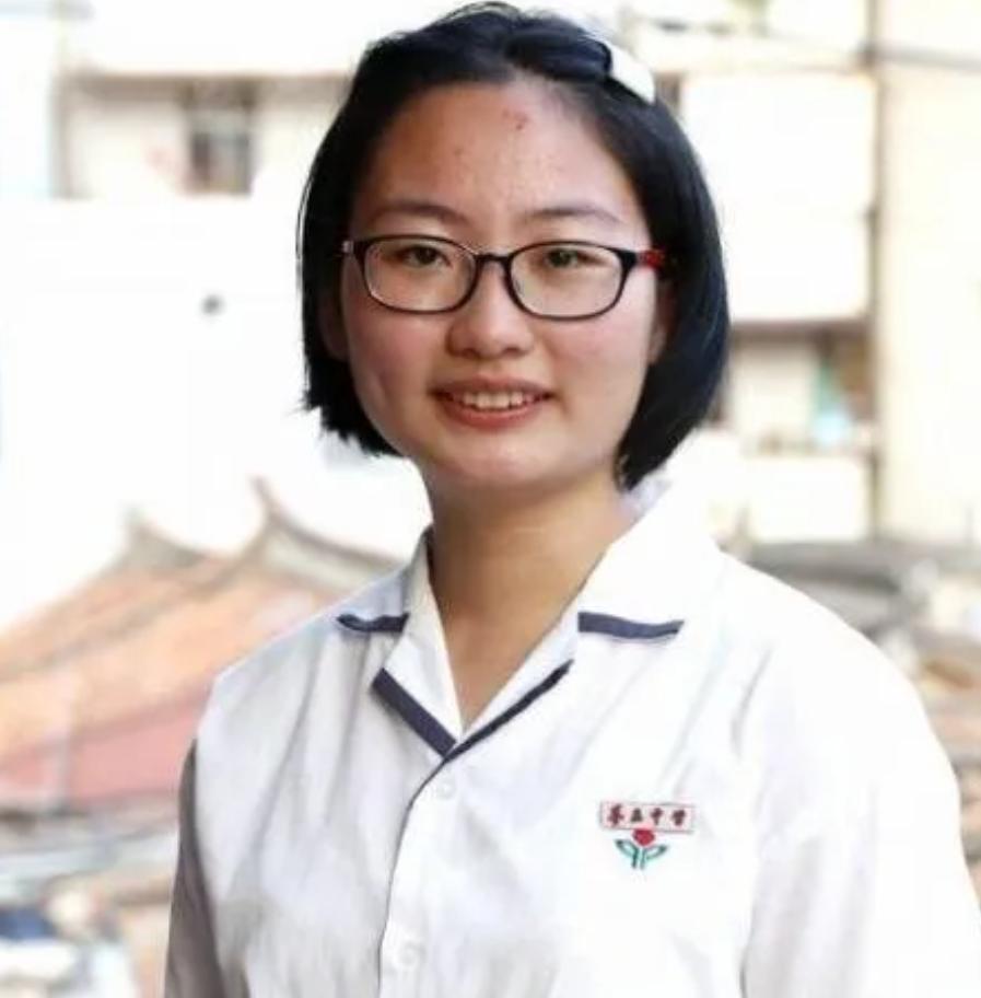 她是中国最贵高考女状元，高考考了687分，得到100万的奖励，高中母校给她30万