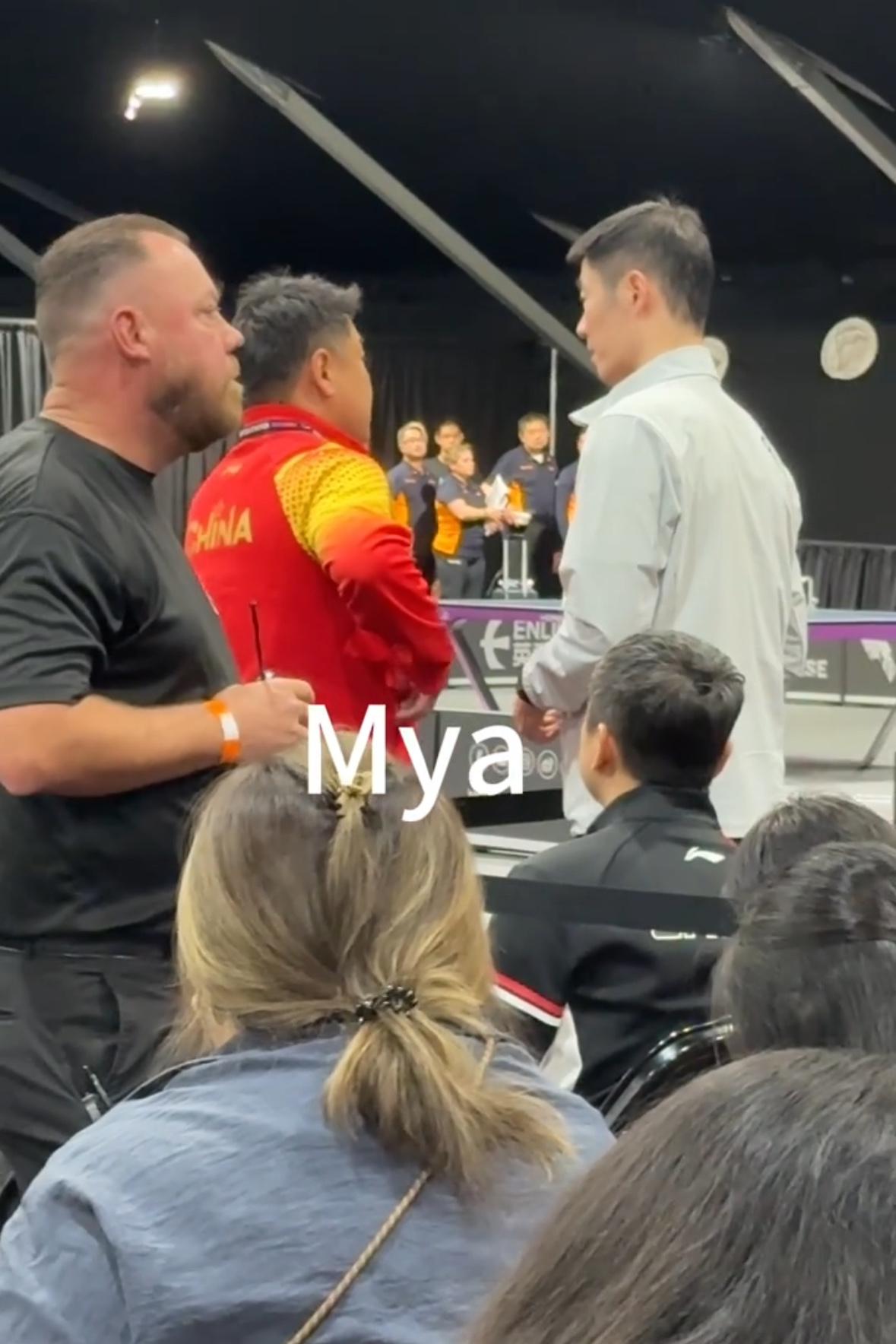 领导来了，大家伙也都在，继续加油！王励勤也来看男双，王皓和王大力在说话！王楚