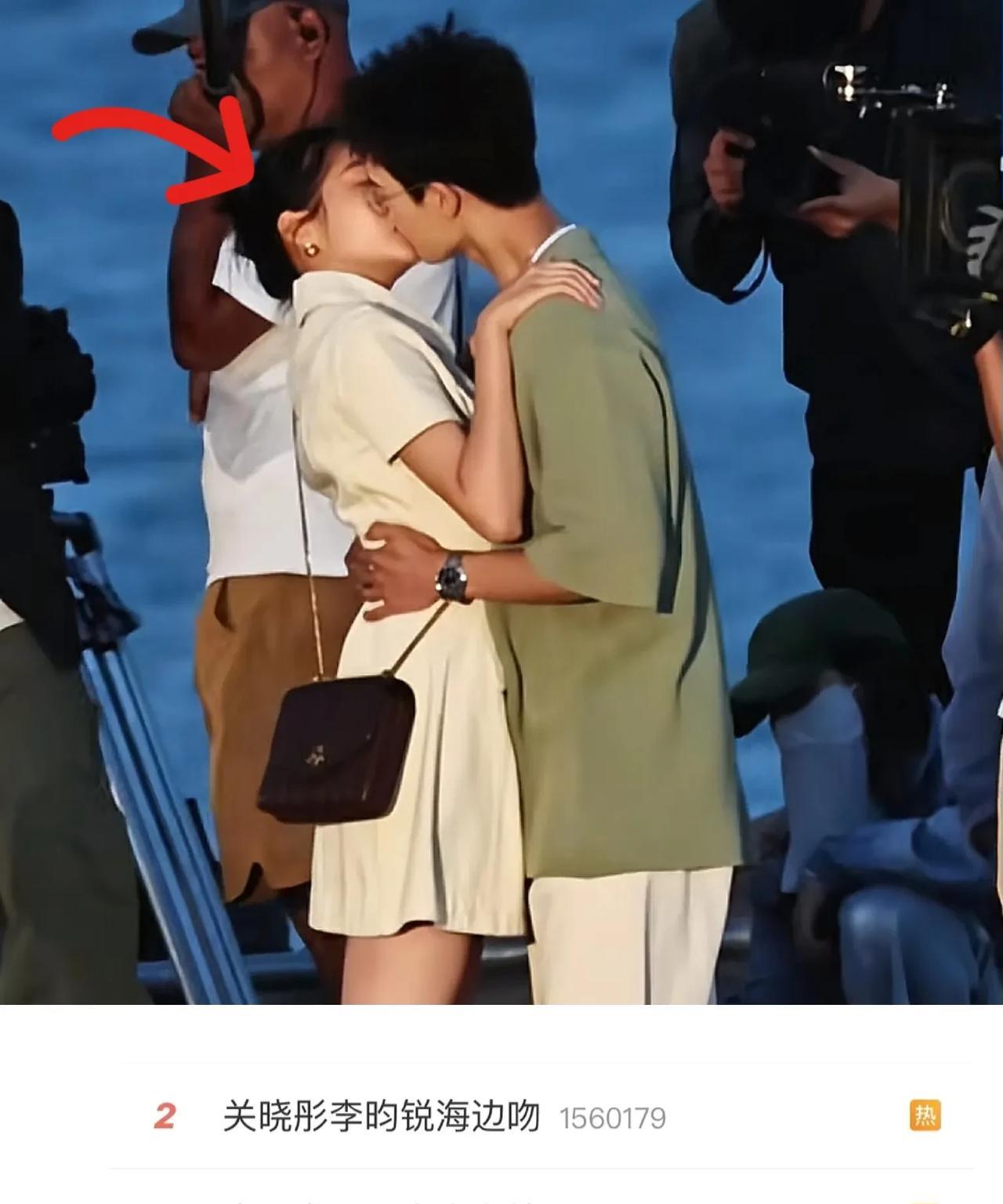 不是关晓彤、鹿晗你们俩隔着上演恨海晴天呢[捂脸哭]一个和李昀锐海边激吻半小时冲上热