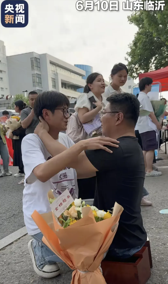 这一跪，跪碎了千万人的心！看哭了！儿子走出校门看着坐着推车的残疾父亲，眼睛瞬间