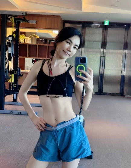 陈嘉桦，你好卷啊！谁拼得过你呀！又漂亮，又年轻，身材还好。老公还帅气爱你，怪幸福