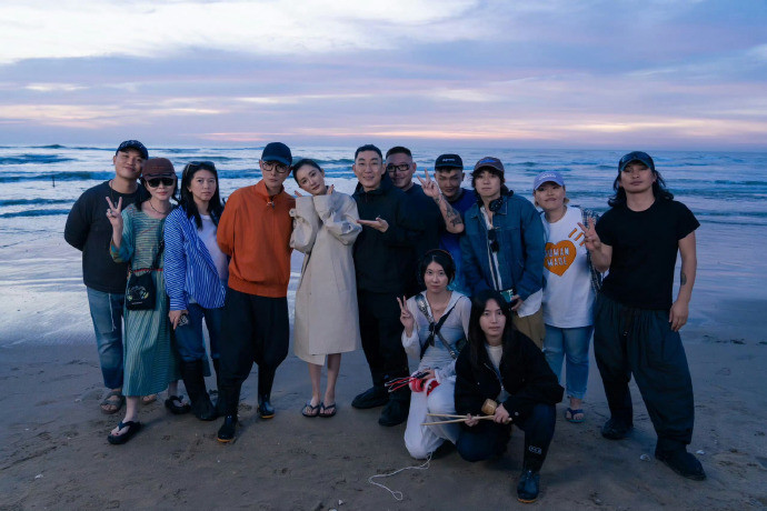 杨幂VOGUE开年刊的收工合影，好美的prada女王