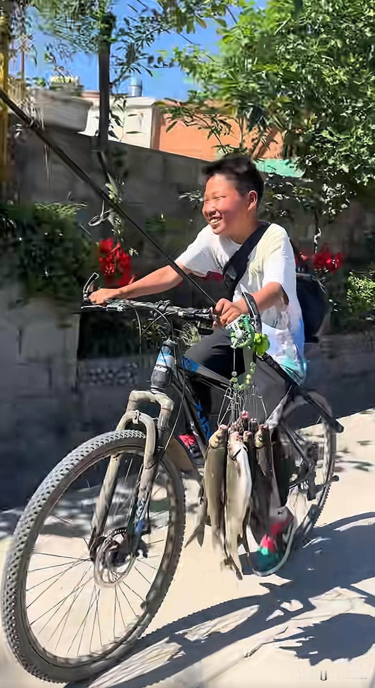 压制不住的嘴角小孩哥