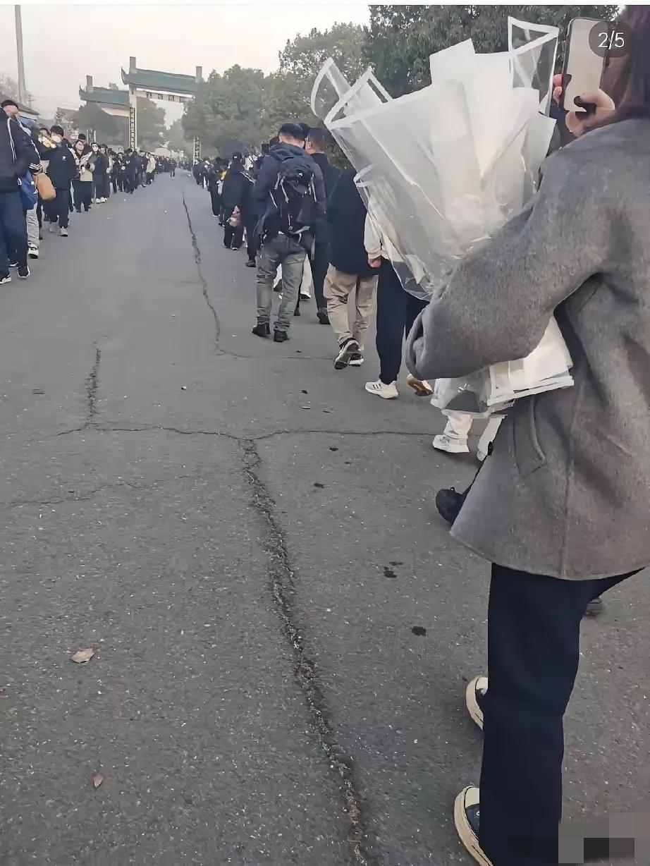 我预料到了今天会有很多人来送他，也预料到会满是不舍与哽咽，但是万万没想到，清晨的