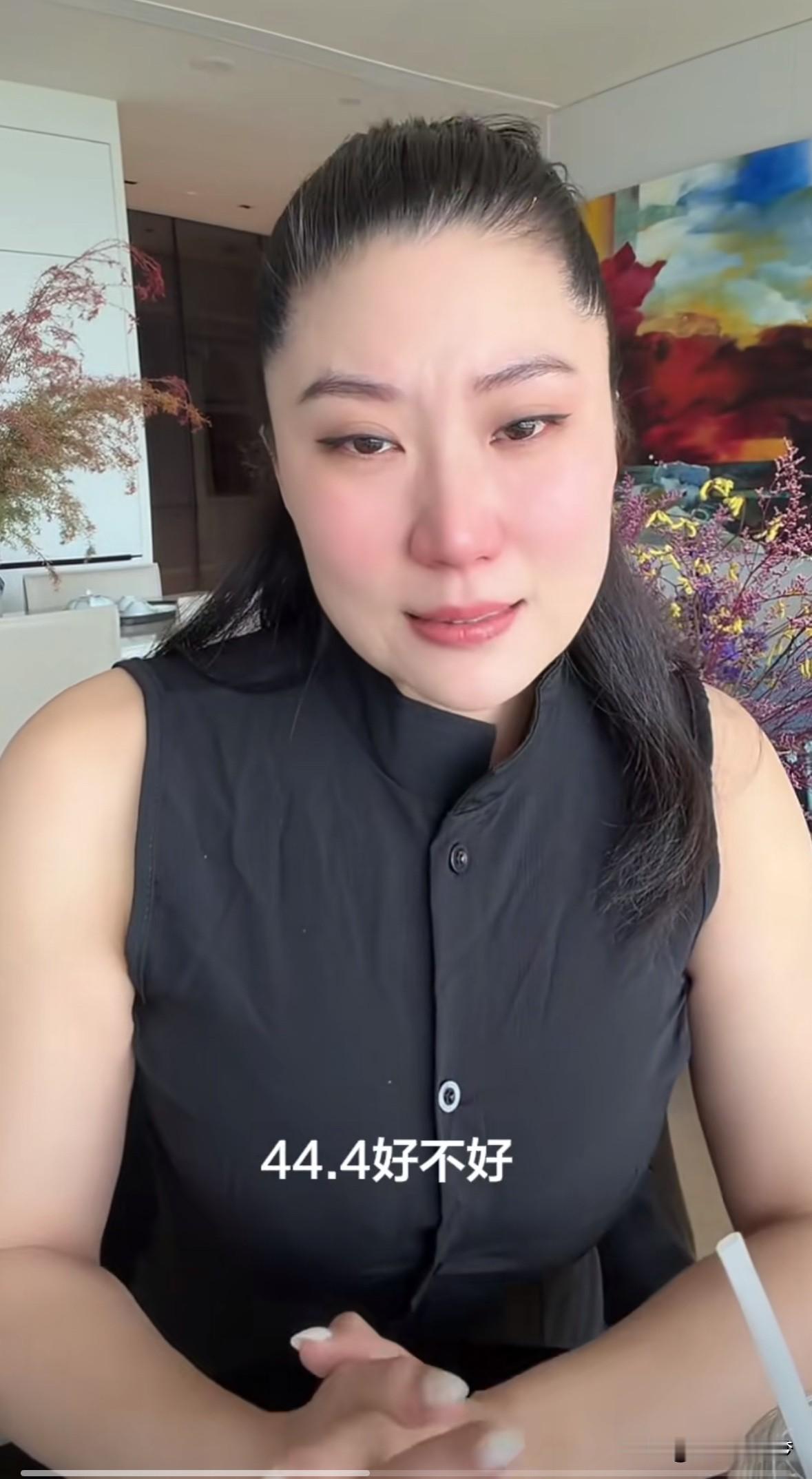 谢贤小女友Coco昨天刚开播，看着眼睛红红的，好像刚刚哭过了，然后看着直播
