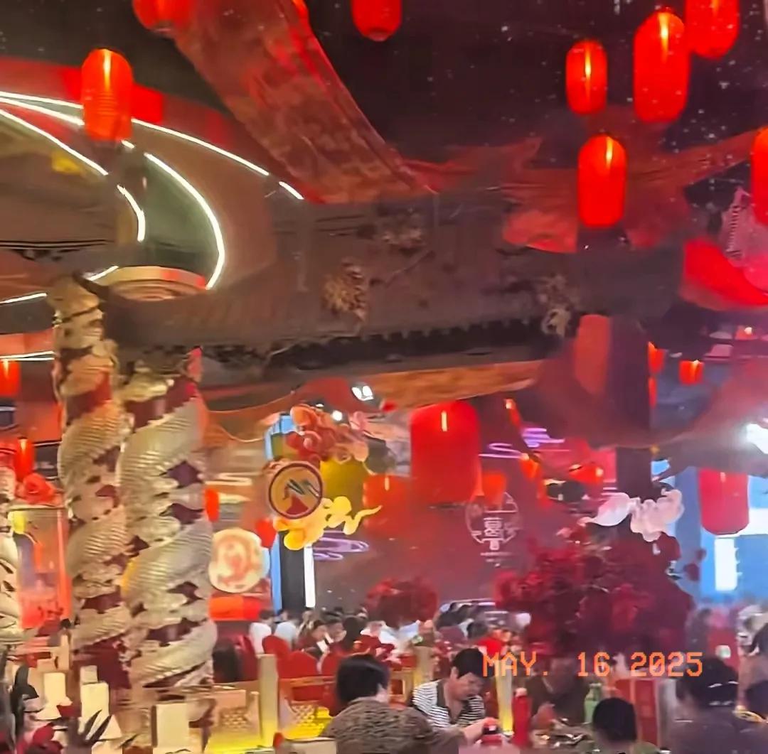 今天是汪小菲和马筱梅婚礼的彩排。现场，张兰亲自在布置婚礼场地，全是中式风格，很