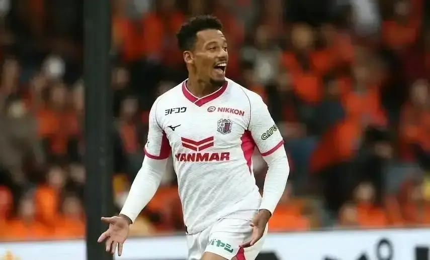 青岛西海岸和上海申花，因为一个巴西中卫，快要打起来了。中超球队现在最缺什么