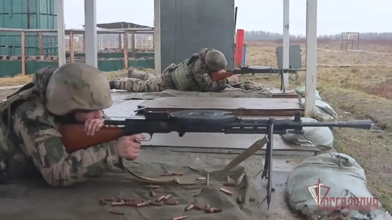 从“车载”到“单兵”：ПКТ机枪的步兵化改造新方案---在当前的俄乌冲突背景下，