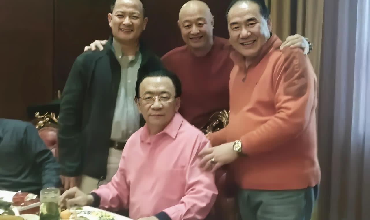 郭德纲老师太亏了，侯耀华陈寒柏吃豪华大餐，郭德纲却在全球演出最近在网上看