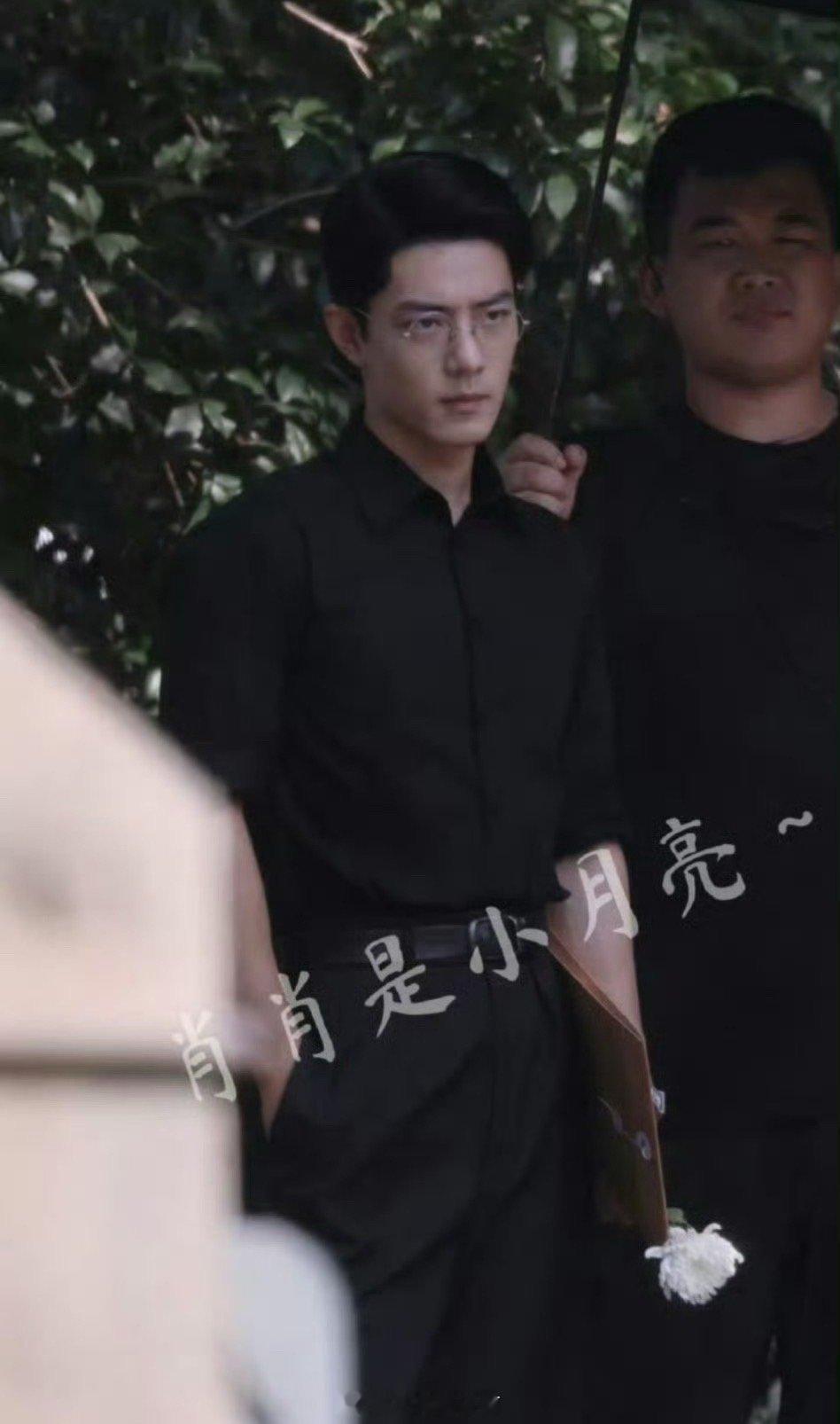 肖战黑色西装路透，又高干又斯文败类[doge]肖战​​​