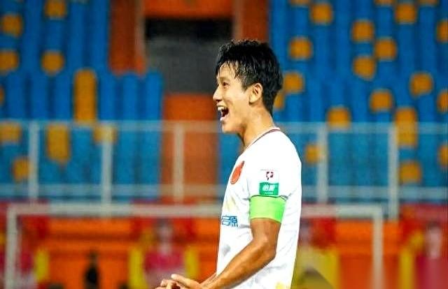 终场哨响，全队哭成一片，就他，那个22岁的队长，全场笑得最开心。我以为他是没心