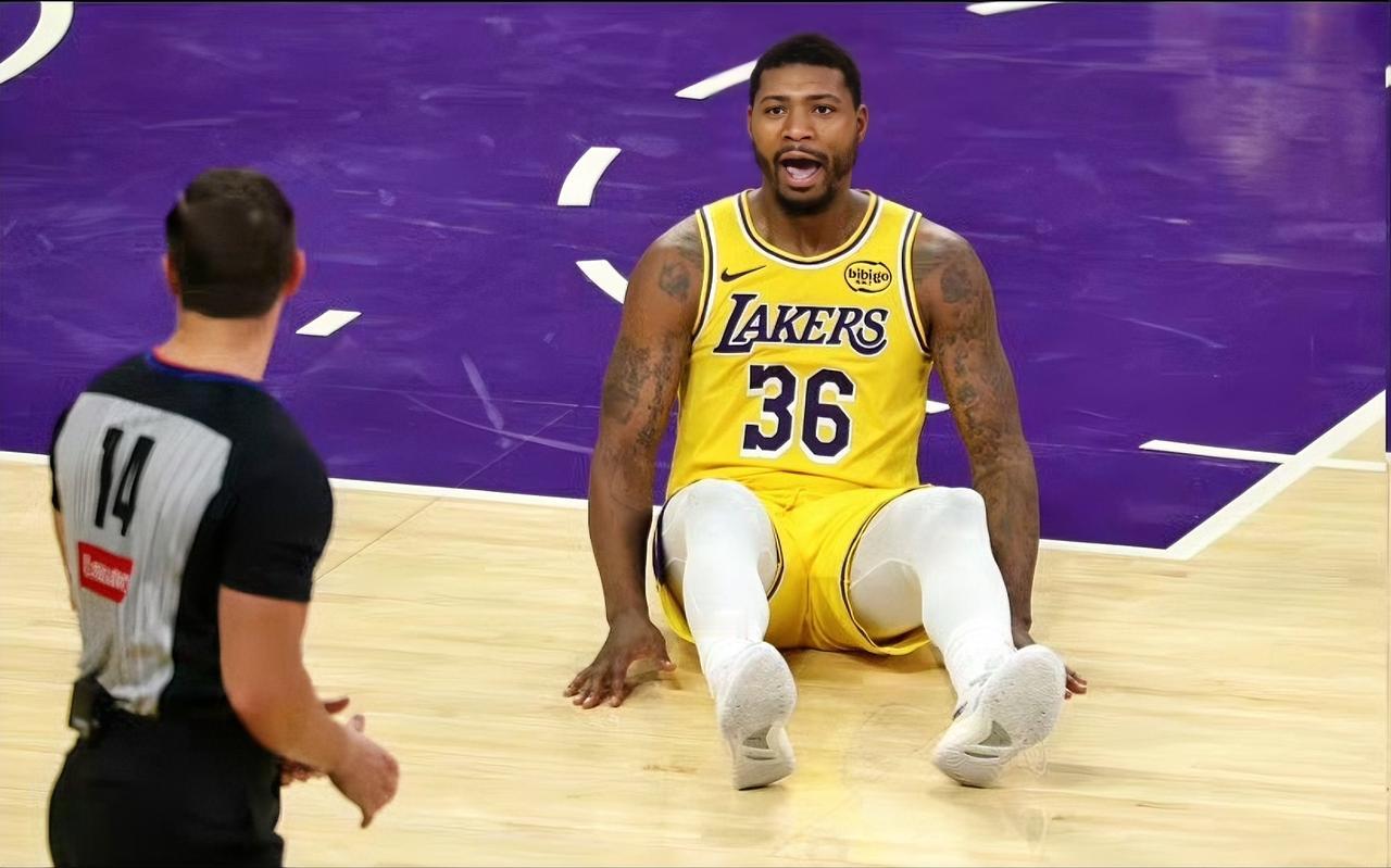 斯玛特再缺阵湖人应及时警醒！斯玛特本赛季只打了三场就出现伤病，如今已连休两