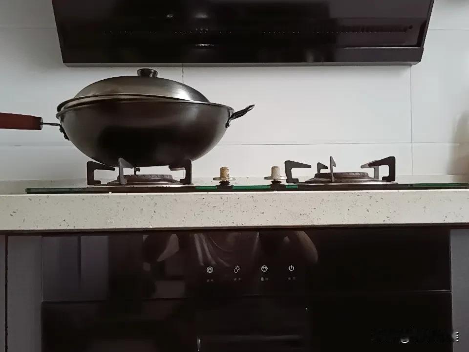 老伴喜欢用燃气灶、不锈钢锅做饭。煮稀饭，用个不锈钢锅，在燃气灶上熬；热馒头、蒸