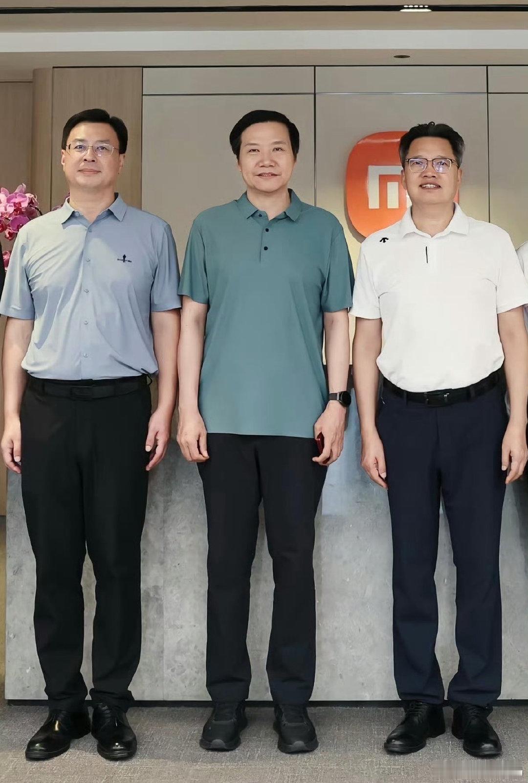 雷总换新手机了，看样子是折叠屏，难道就是它？还是红色的，不知道有没有华为PuraXView跃影红好看