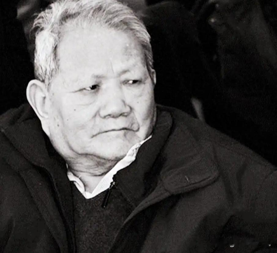 2009年，毛主席身边工作15年的卫士长李银桥走到生命尽头，临终前紧紧拉住妻子韩