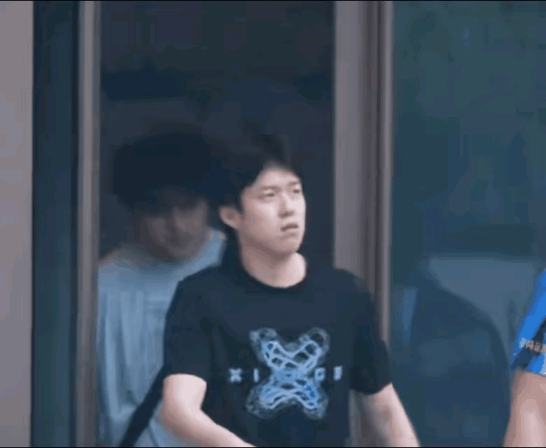 王楚钦上训了，并没有受到录音风波影响，那个酷飒拽拽的大头，再次意气风发的走