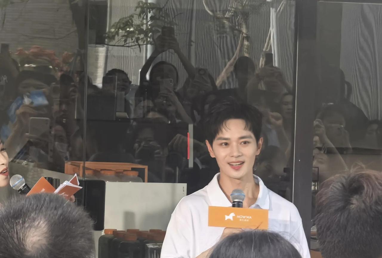 曹骏真人帅到离谱！以前看照片就觉得他挺精神，结果线下见本人直接被惊艳到！没开美