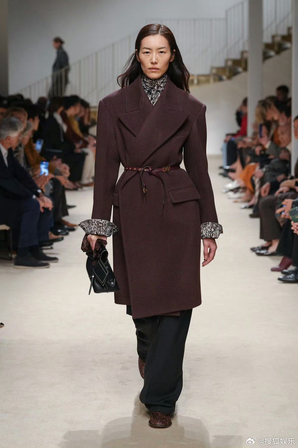 刘雯38岁状态OMG！超模这几天在米兰时装周鲨疯啦，大表姐为多个品牌走秀，气