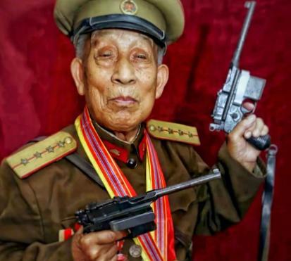 1996年，山东老人私藏2支手枪被群众举报，民警上门收缴，不料，老人怒喊：