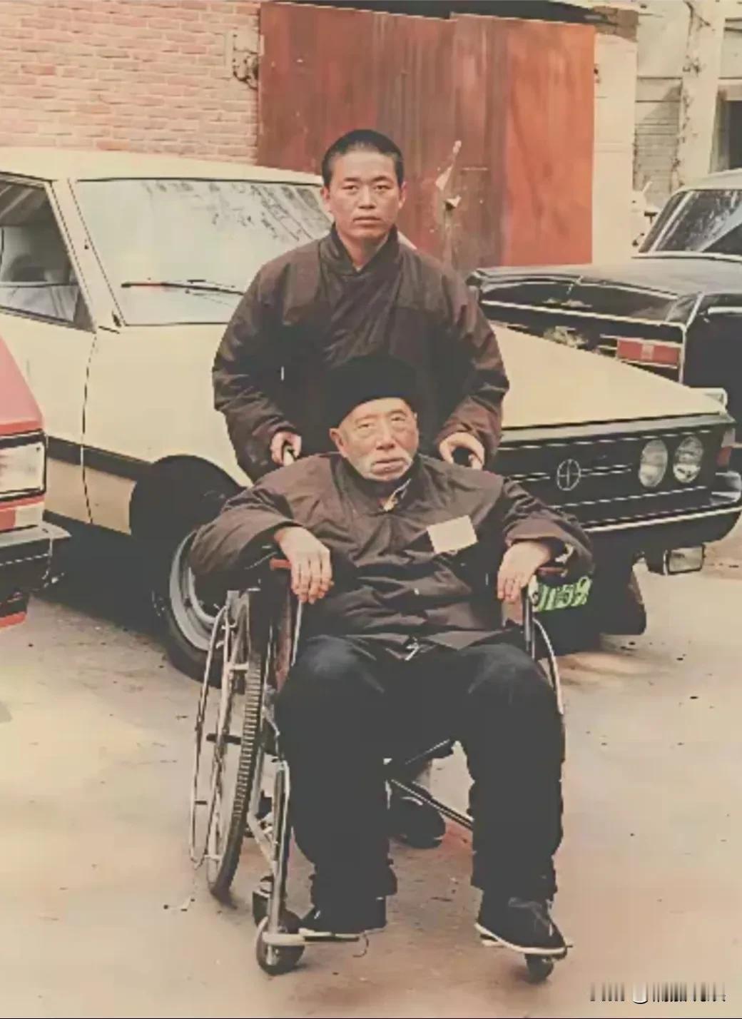 这是八十年代，释永信推着师傅出行的照片！画面中的他，身材清瘦，头上还有短发，穿