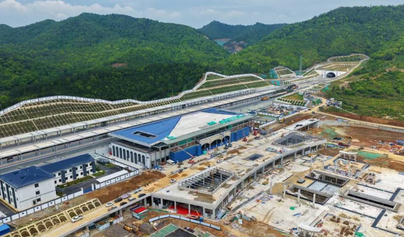 昌九高铁庐山南站建设忙2026年4月：【外立面施工中】施工现场内，工人们正集中