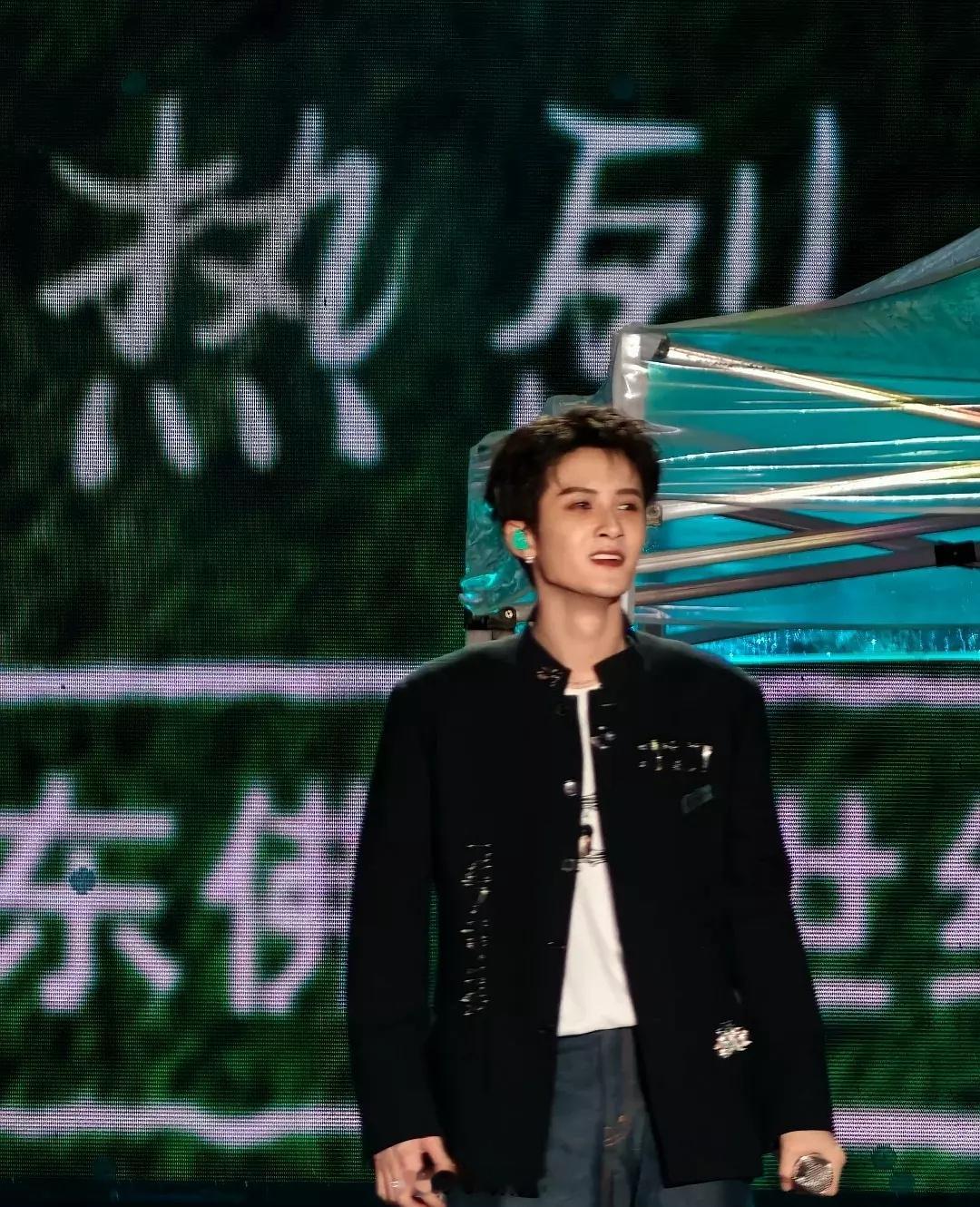 檀健次毕业歌会上的造型🈶，好干净利落的巨星！！！！​​​