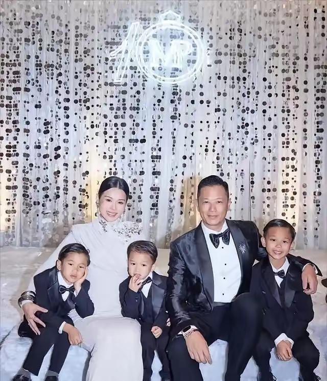 46岁胡杏儿与丈夫举办结婚10周年晚宴，三个儿子穿同款西装，模样如复制粘贴，仅靠