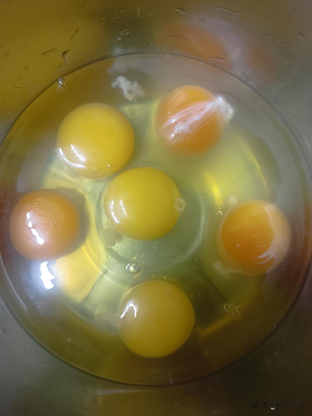 今天晚上做饭的时候，炒韭菜鸡蛋，打了六个鸡蛋，蛋黄居然不一样，上次买的粉皮鸡蛋还