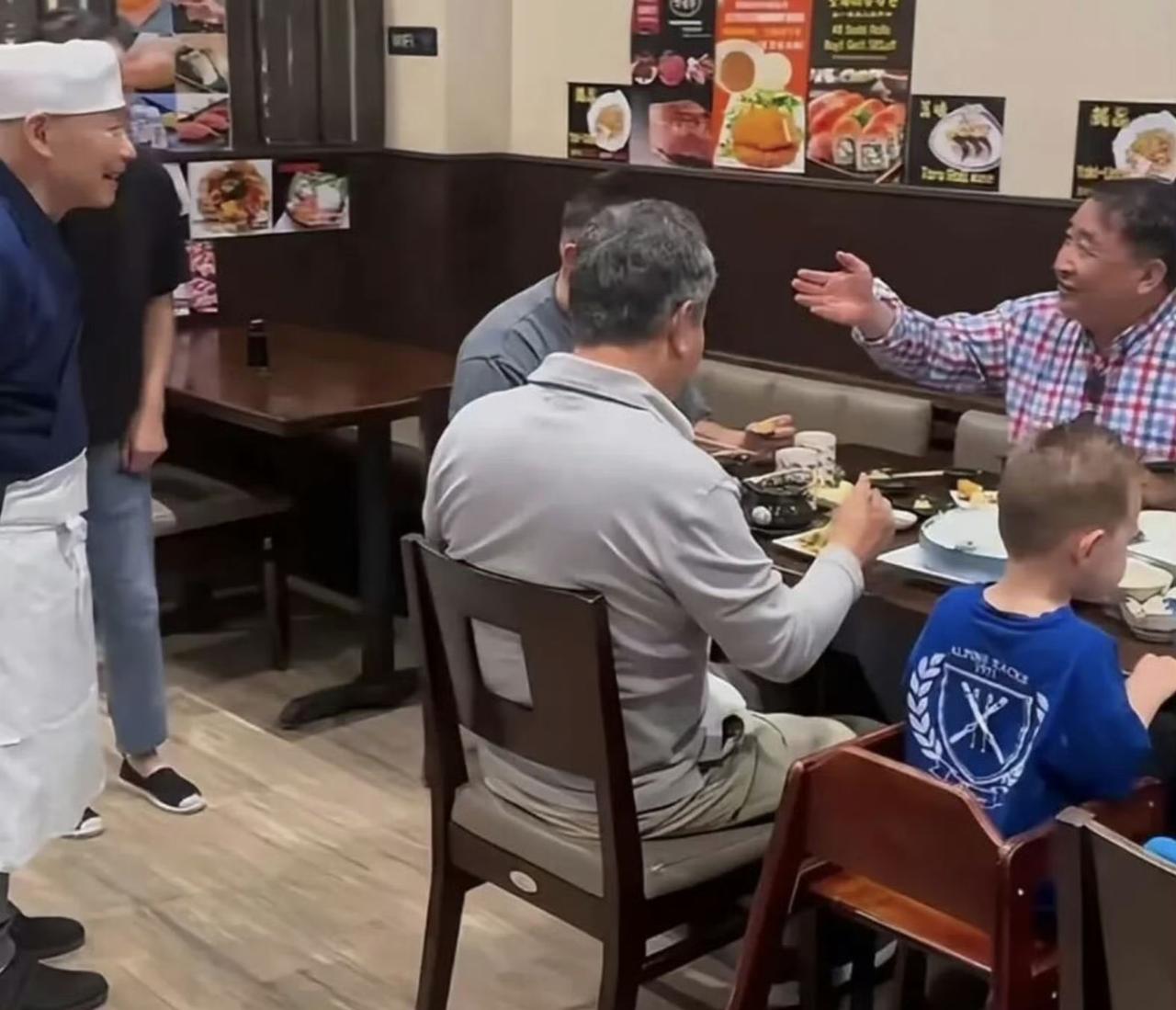 网友说在美国中餐馆吃饭时，偶遇姜昆。一起合影，人非常随和。但是照片具体拍摄时