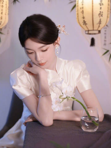 陈瑶素色旗袍拍出东方诗意清雅国风旗袍大片惊艳上线，陈瑶身着米白缎面旗袍身段温婉，