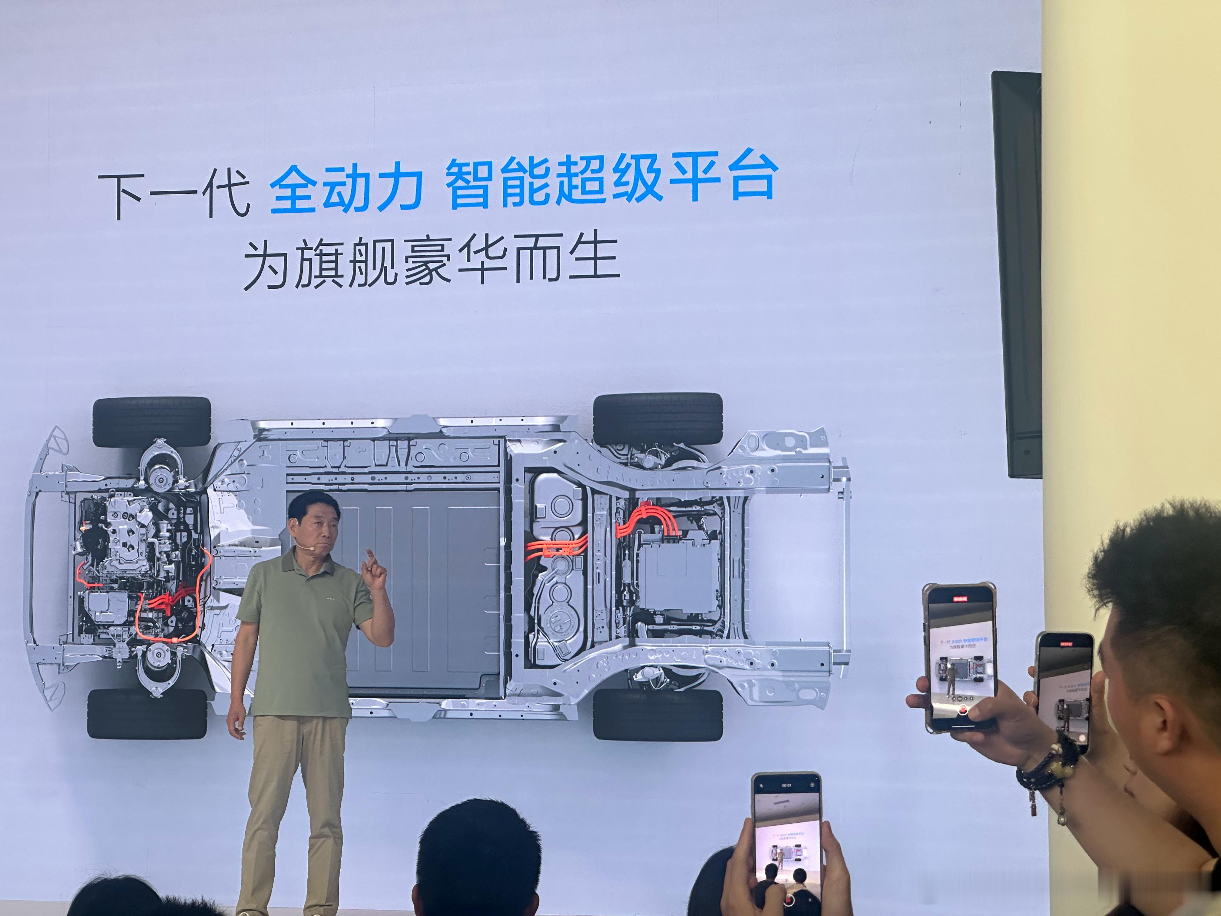 魏建军刚刚在上海发布了长城的全动力超级智能平台。有点像过去半年来，行业内一直在聊