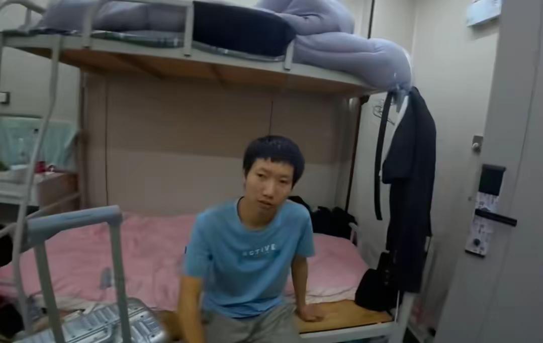 19岁少年街头崩溃大哭，深圳外卖哥转身掏出200元：我自己也穷，但见不得你