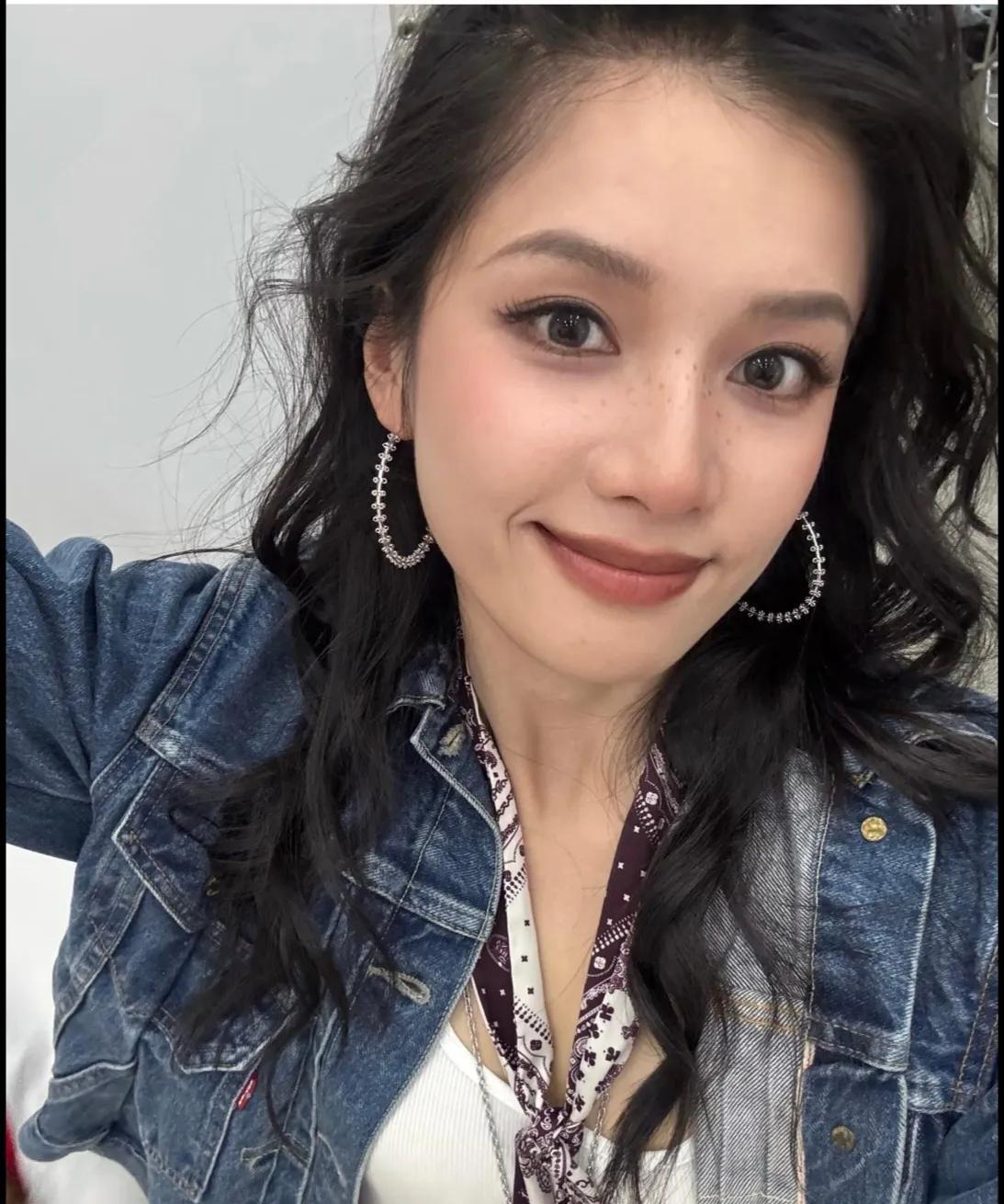 张婧仪，这是什么风格，看着好适合她。