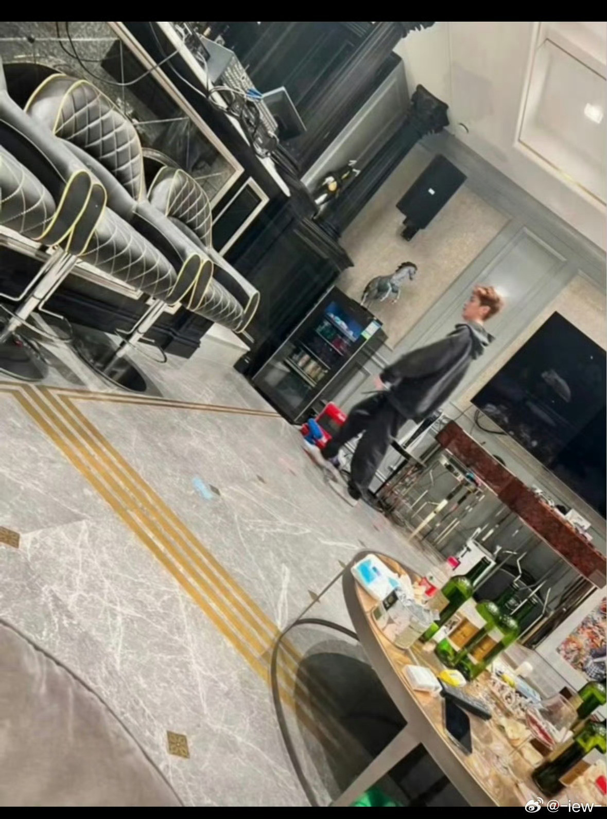 鹿晗家装修潦草看了司晓迪的爆料照片，我竟然纳闷，鹿晗家的装修，怎么这么潦草，开