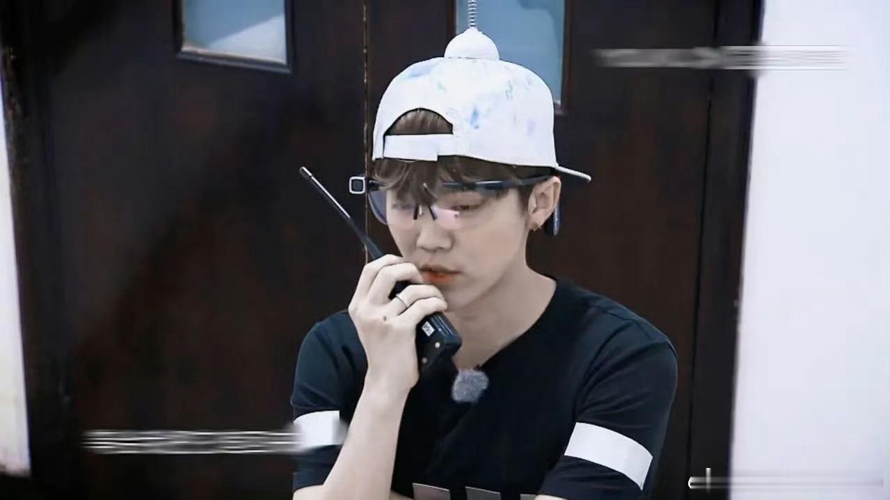 鹿晗gapday音乐节lh歌手鹿晗一个人跳进了爱的河流闭上眼睛伸出手