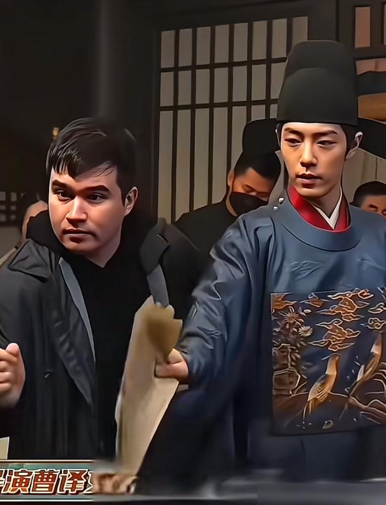 别再吹曹译文变瘦了，你根本不知道肖战那件羽绒服下藏着什么战争。剧组门口，几