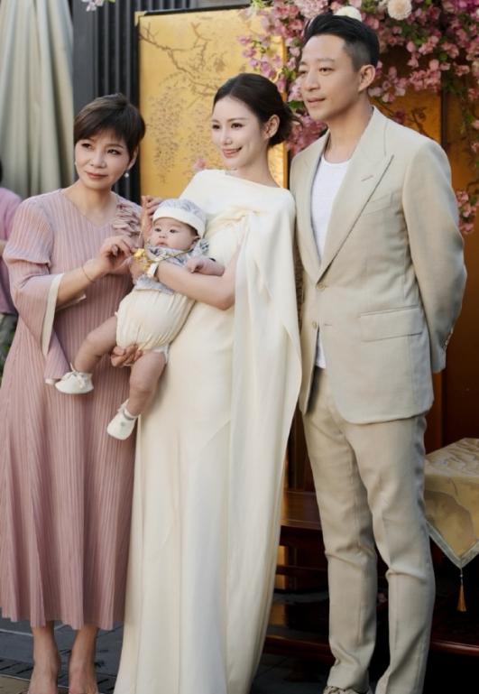 突然发现汪小菲是个有福气的人，婚姻和事业受挫以后，都有母亲的托举。张兰内涵前