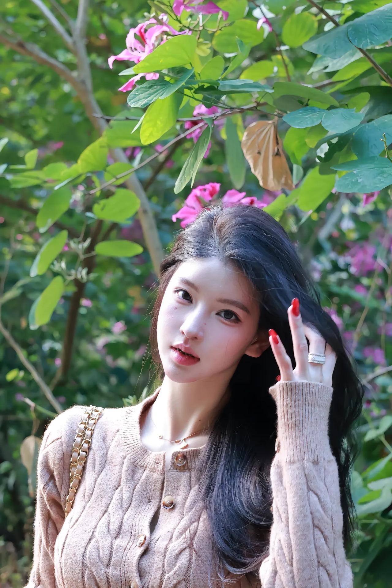 她绝对鲜活绝对盎然永远热烈且勇敢。