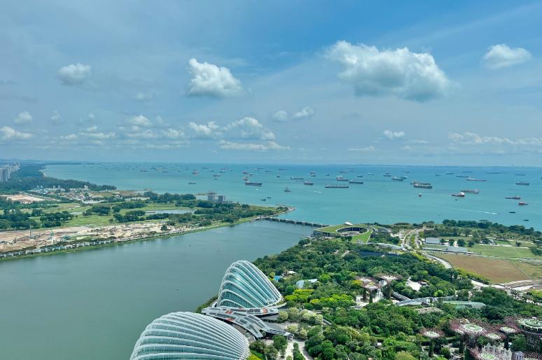 现在的新加坡，怕是真的坐不住了！为什么？因为中国人正在一步步砸掉他们端了几十年的