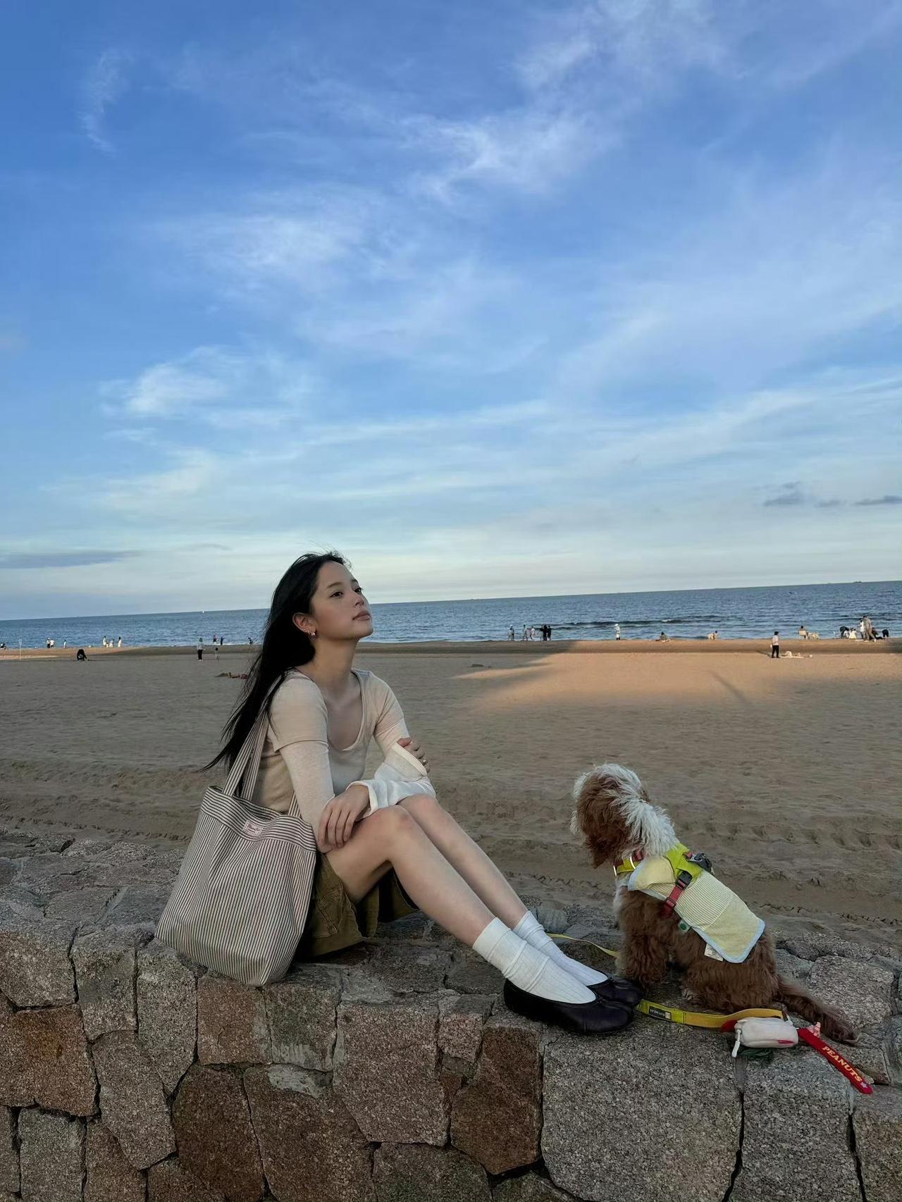 欧阳娜娜日常照合集，依然超会穿，少女感十足又松弛时髦​[害羞]欧阳娜娜娱乐