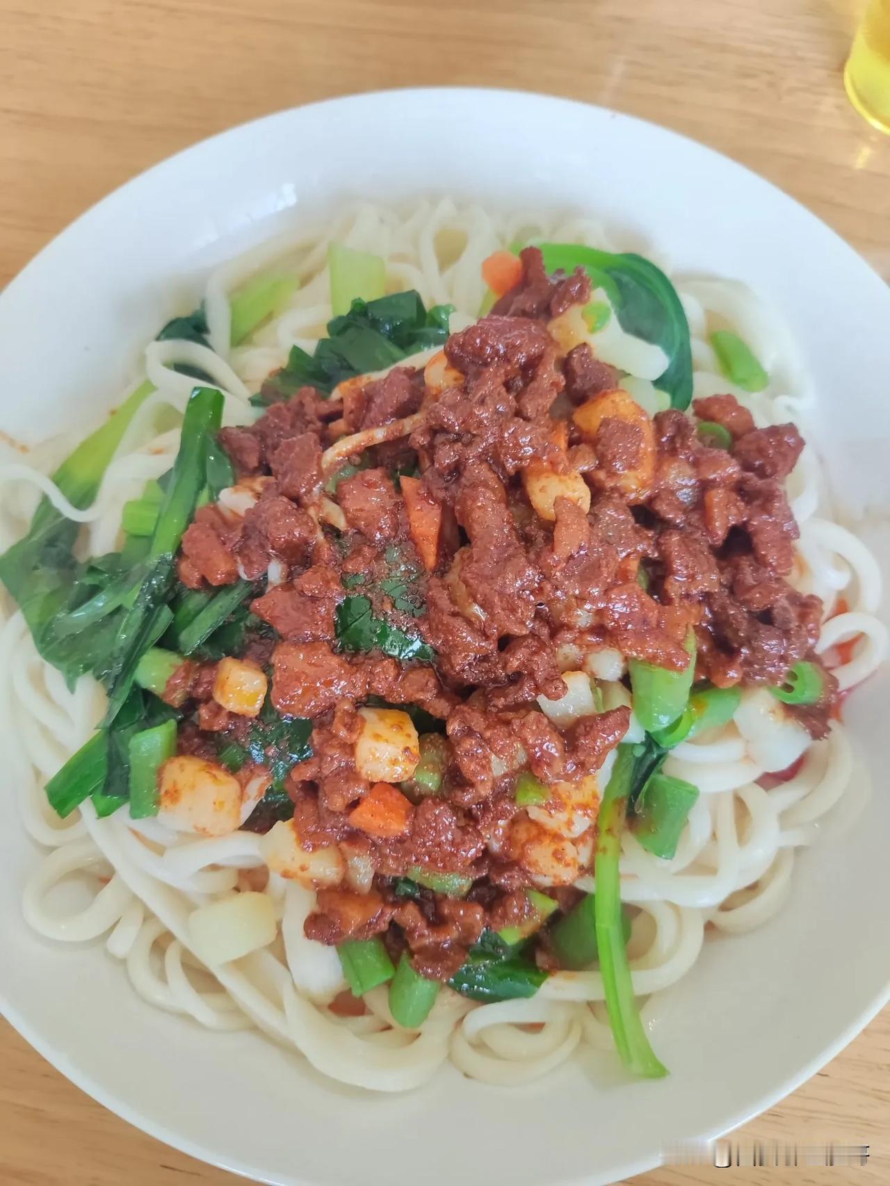 陕西关中打工人中午饭一碗拉条子拌面，真是经典！在陕西，关中主食就是面食，而且各地