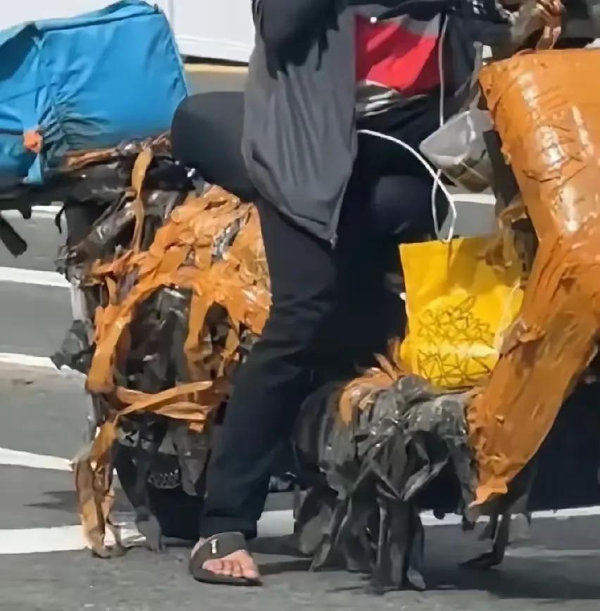 不忍直视！生存太艰难，南京外卖小哥的电瓶车直接被热化了！仍然坚持送单！难道他不