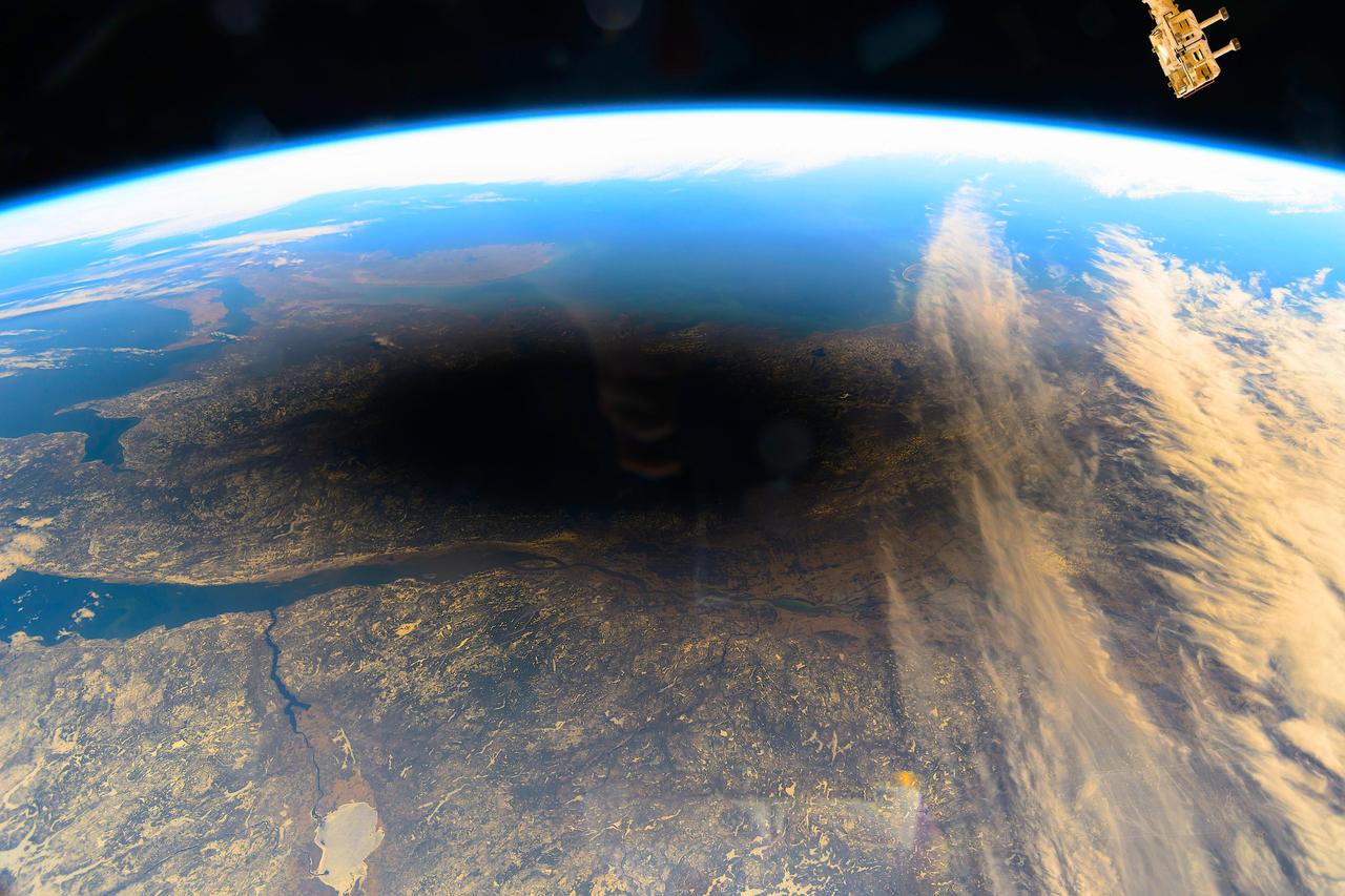 新闻快讯——2024年日全食期间，从国际空间站观测到的月球阴影。此次日全食于当地