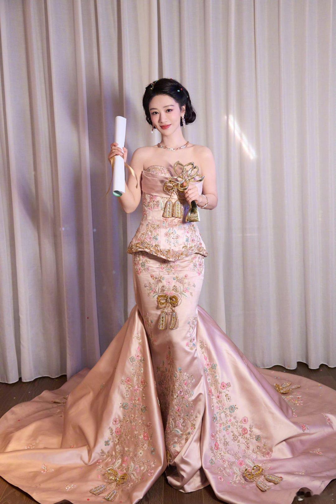 在一众85🌸和90🌸里，我最喜欢刘诗诗和杨紫，一个温柔从容，一个真诚热烈。杨