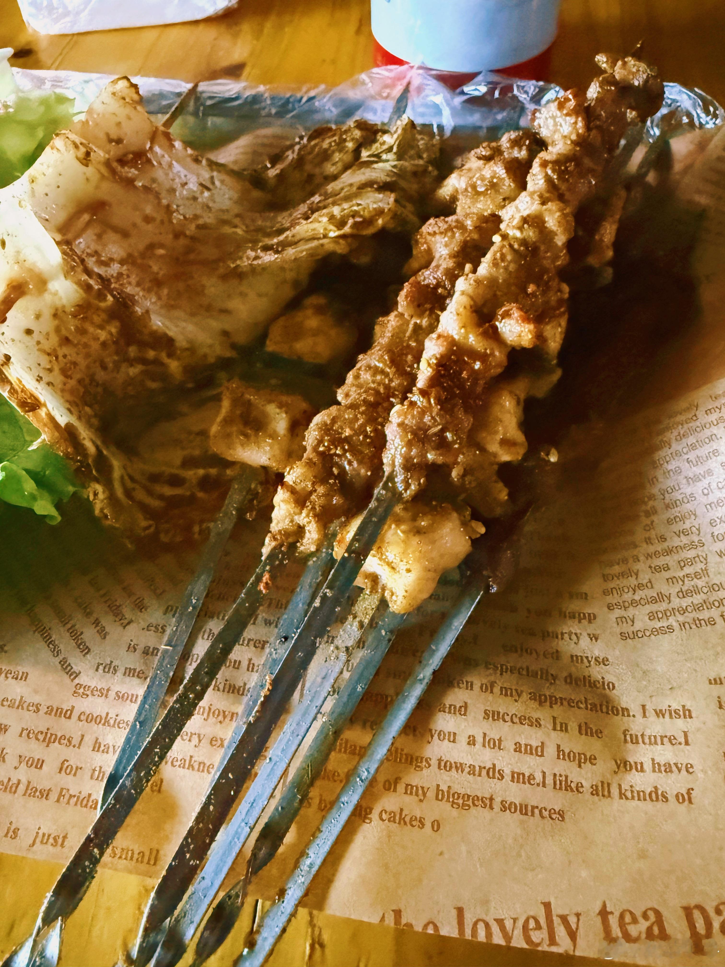 杭行荟每到深夜，就聚集了很多深夜烧烤小吃这家东北烧烤一直有排队，确实不错一瓶啤酒