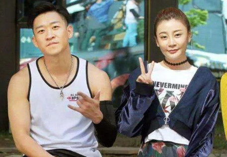 2019年，曹云金拉着刚生完孩子的唐菀去离婚，刚出民政局，就甩下500w给唐菀，