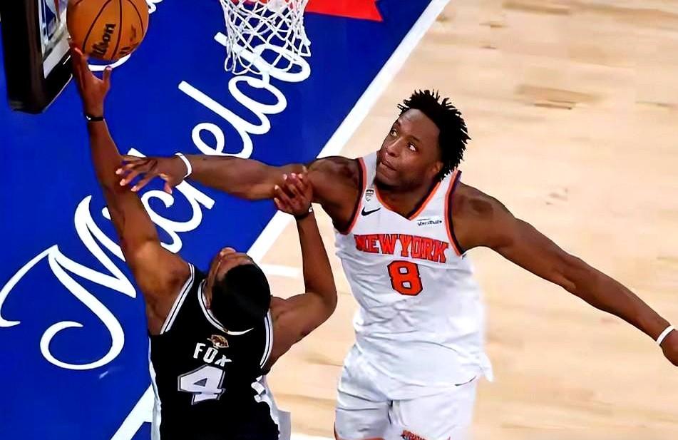 NBA总决赛，裁判用一个判罚，亲手“送”出了一场胜利。尼克斯领先1分，最后1