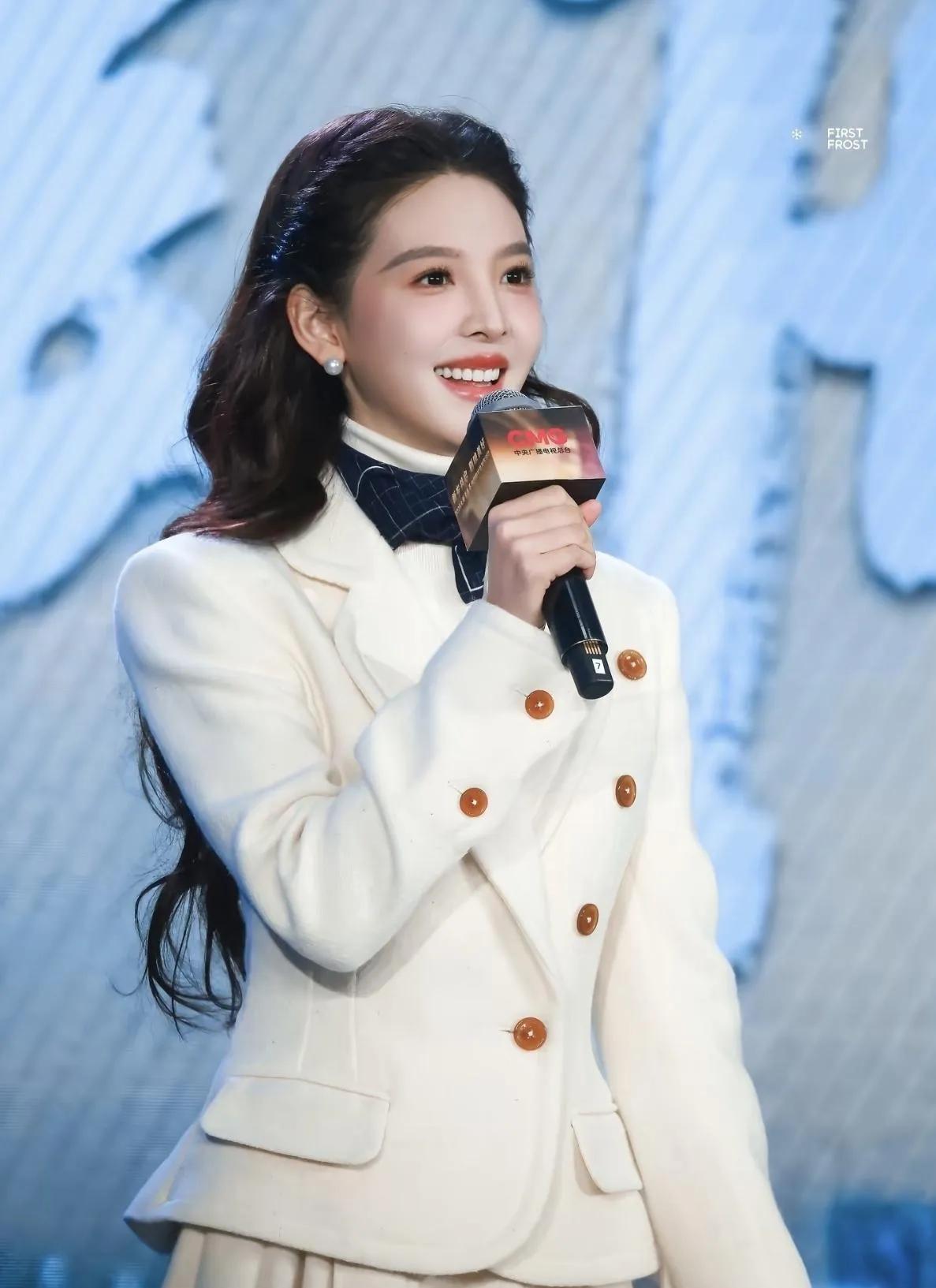 🎀李沁这波学院风，我直接喊学姐！救命！李沁的冬日白西装造型也太会了吧🥺